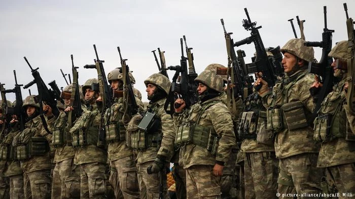 Ανοιξε η πόρτα του φρενοκομείου: Ετοιμος να στρέψει όπλα κατά Γάλλων ο Ερντογάν – Μετακίνηση τουρκικών αρμάτων μάχης προς Β. Συρία